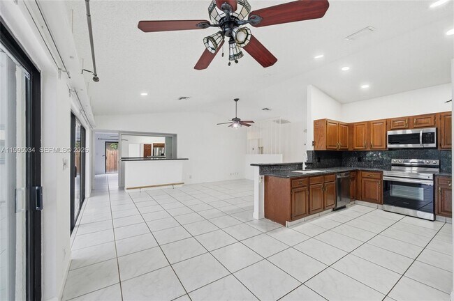 Foto del edificio - 676 NW 107th Ln