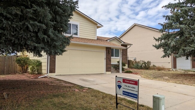 Building Photo - COZY TRI-LEVEL 3 BED/1.5 BATH WITH WOODBURNING FIREPLACE NEAR CIMMARON HILLS!