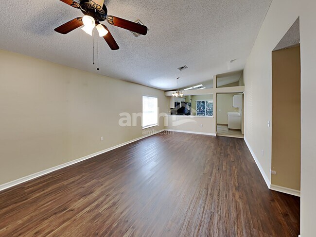 Foto del edificio - 7831 Chadwick Dr