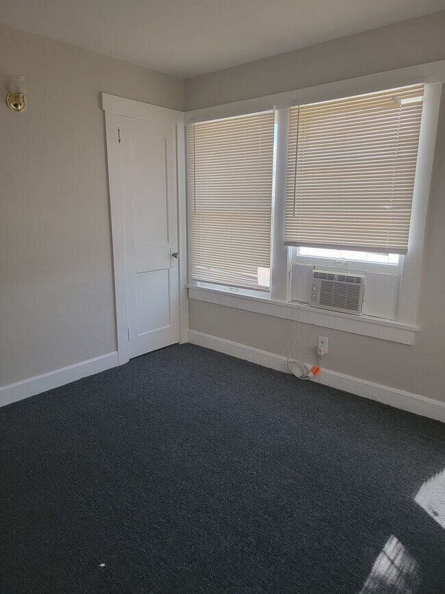 Building Photo - Quaint 2 bedroom in St. Petersburg