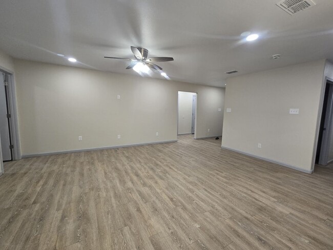 Building Photo - Spacious 3/2/2 Home with Modern Finishes a...