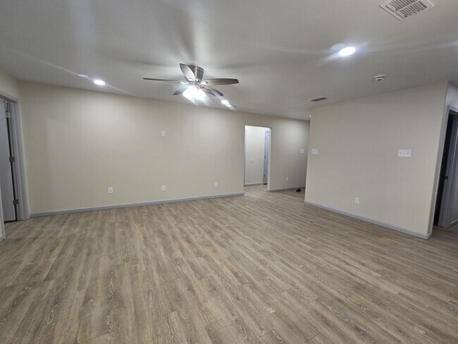 Foto del edificio - Spacious 3/2/2 Home with Modern Finishes a...