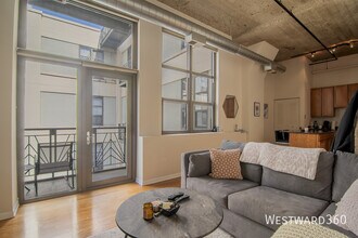Building Photo - 758 N Larrabee St