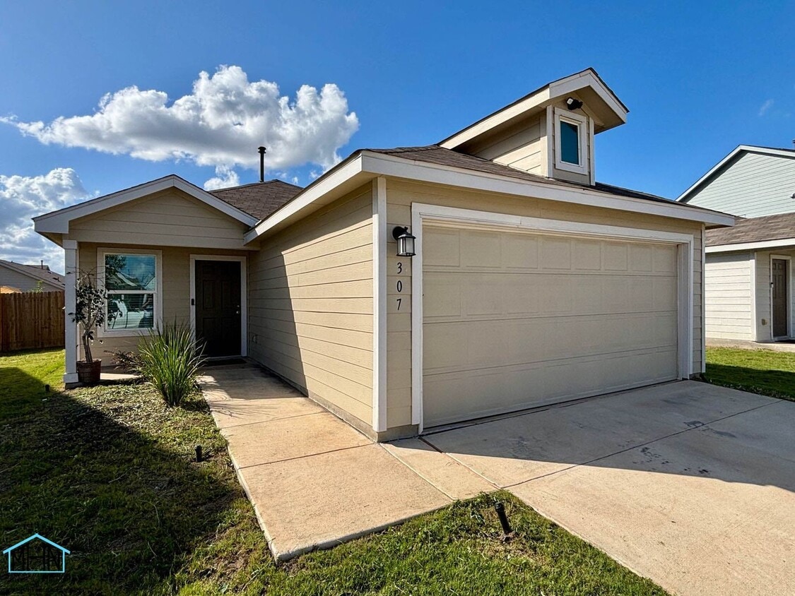 Primary Photo - Charming 3-Bedroom 2-Bath Retreat with Mod...