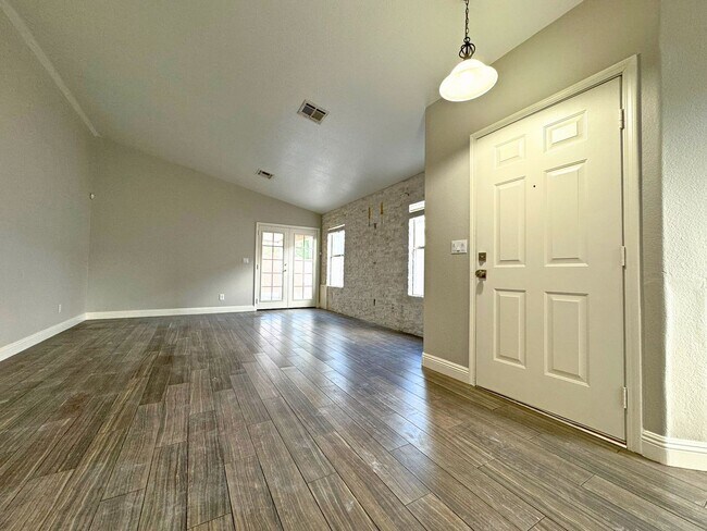 Foto del edificio - Fully renovated with a contemporary flair ...