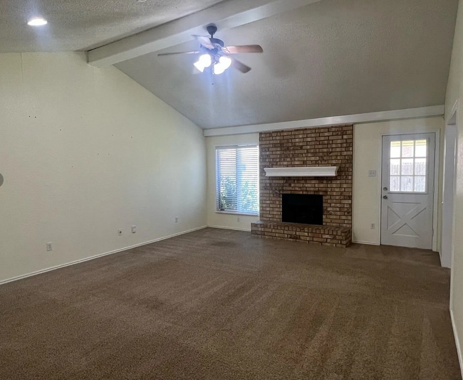 Building Photo - Charming 4 Bedroom in The Meadows