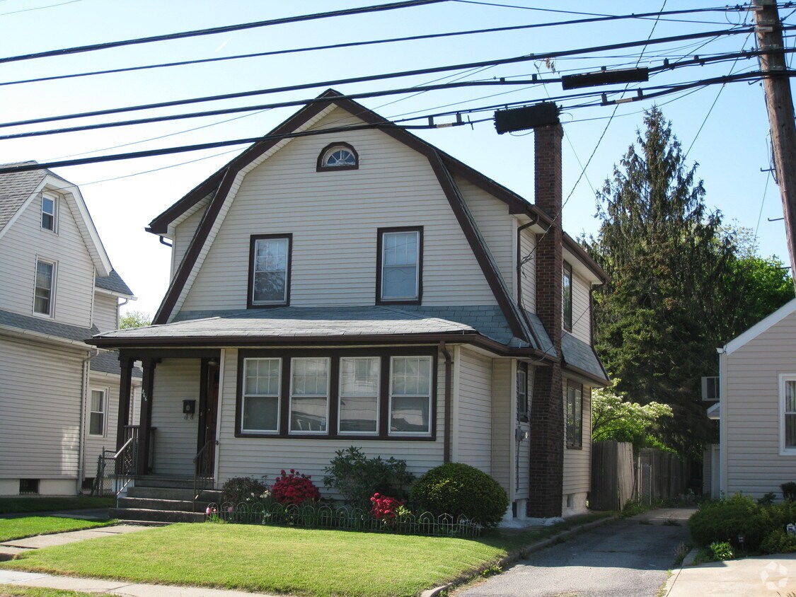Primary Photo - 866-868 Seaman Ave