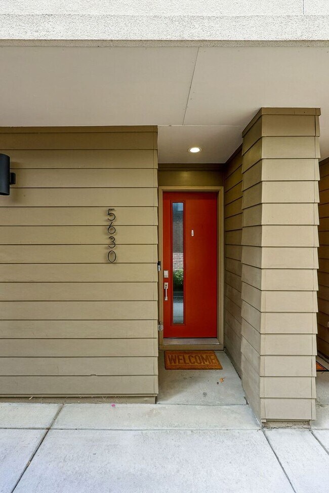 Foto del edificio - Modern 3-story Townhome | Rooftop Deck + Garage | Prime Old Town Littleton