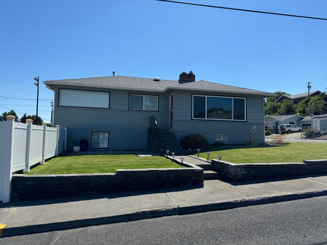 Foto principal - Large 4 Bedroom 2 Bath