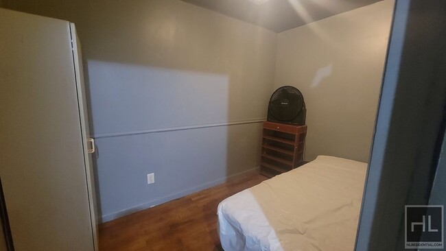 Foto del edificio - BUDGET FRIENDLY ROOM FOR RENT IN EAST NEW ...