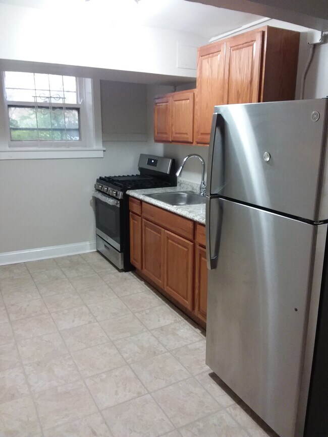 Kitchen - 5464 S Everett Ave