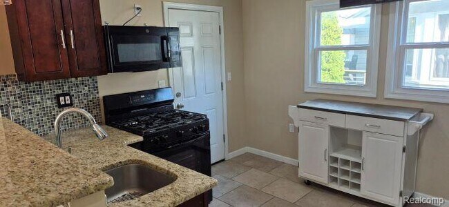 Foto del edificio - 830 Knowles St