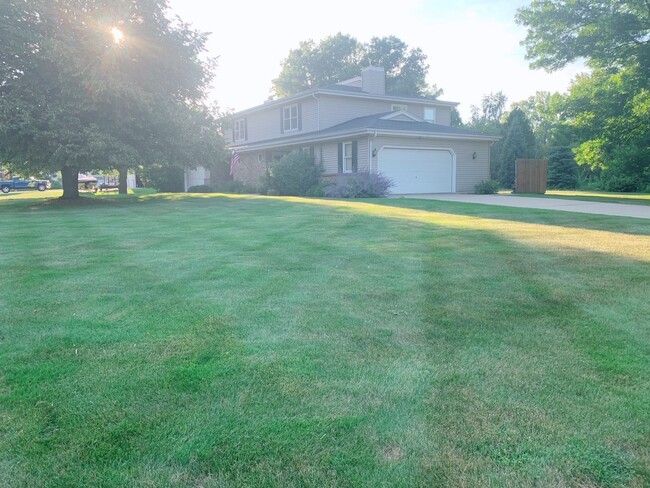 Large park-like yard in quite neighborhood - 21580 Mary Lynn Dr