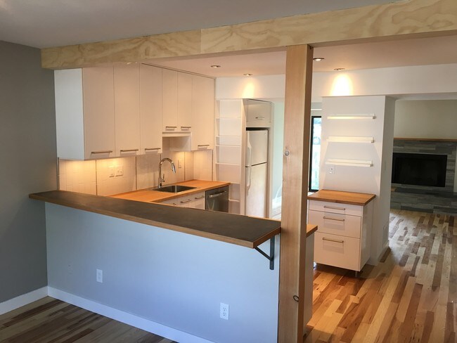 Building Photo - 2924 Ross Drive, Unit H23