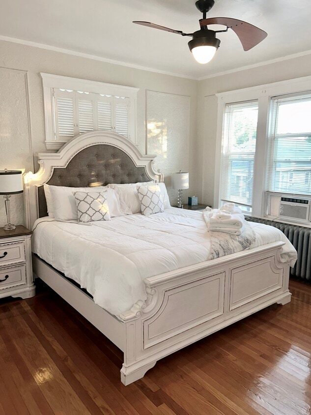 King bedroom - 51 Hazelton St