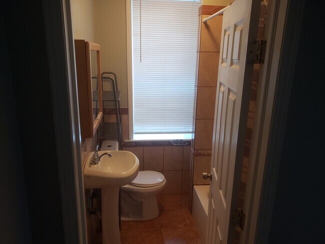 Full Bathroom - 1639 Cecil B. Moore Ave