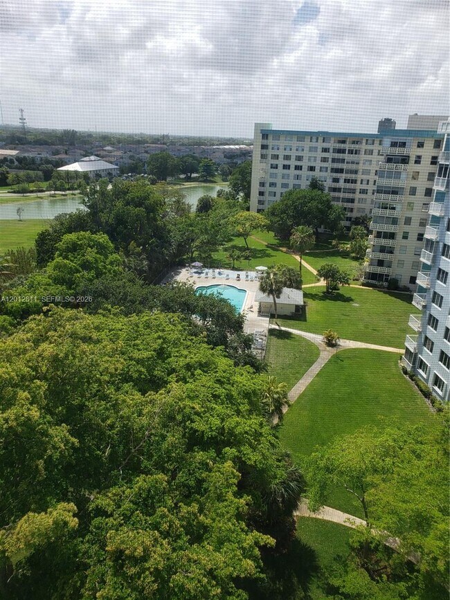 Foto del edificio - 4200 Hillcrest Dr