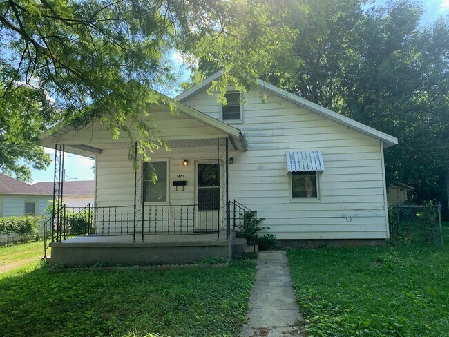 Building Photo - 1607 N Rogers Ave