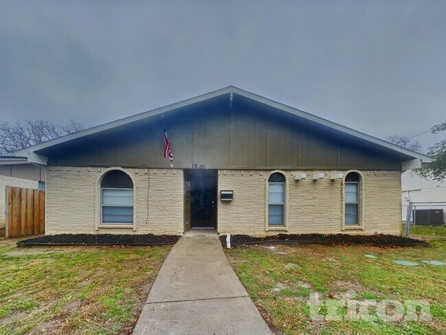 Building Photo - 1201 Kingston Dr
