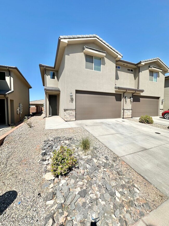 Building Photo - Tortoise Rock Dr Townhome!