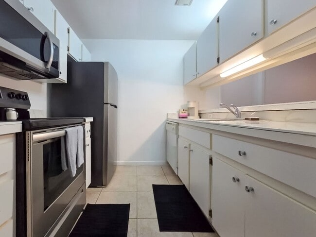 Foto del edificio - ROOM FOR RENT in a Charming 4/4 in University Terrace West - 411C