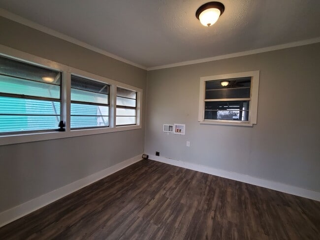 Building Photo - Nice 3 bedroom home close to downtown!