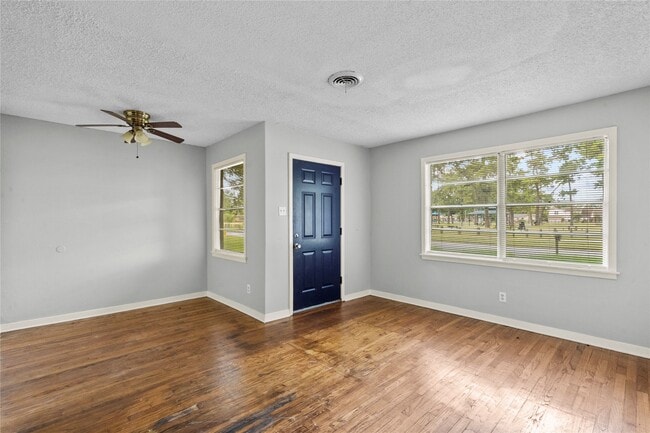 Building Photo - 7450 Lakewood Dr