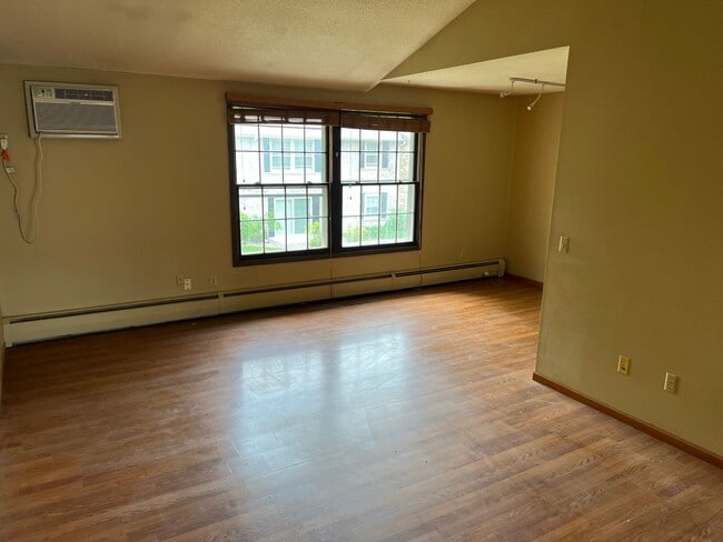 Building Photo - 1 Bedroom Condo in Hopkins