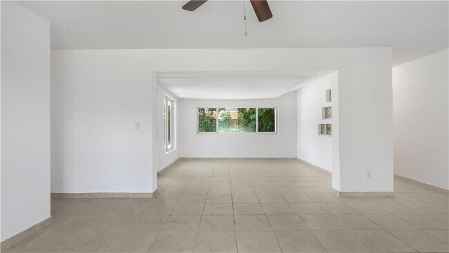 Building Photo - 2161 NE 35th St