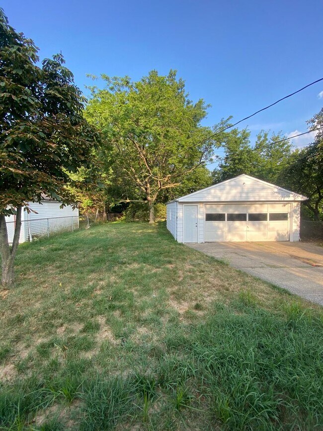 Building Photo - 764 E 249th St