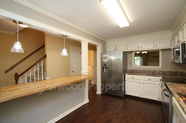 Building Photo - 8 Somersett Dr