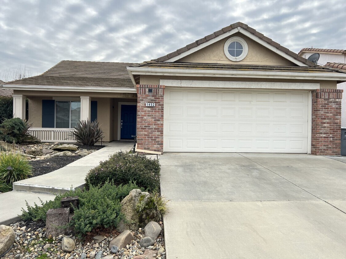 Primary Photo - Three Bedroom Home Sits In a Quiet Cul-De-...