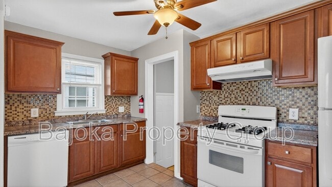 Foto del edificio - 648 Mayflower Ave