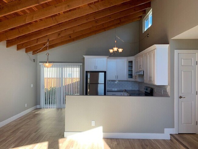 Foto del edificio - 3 bed, 2 bath home with large fenced backy...