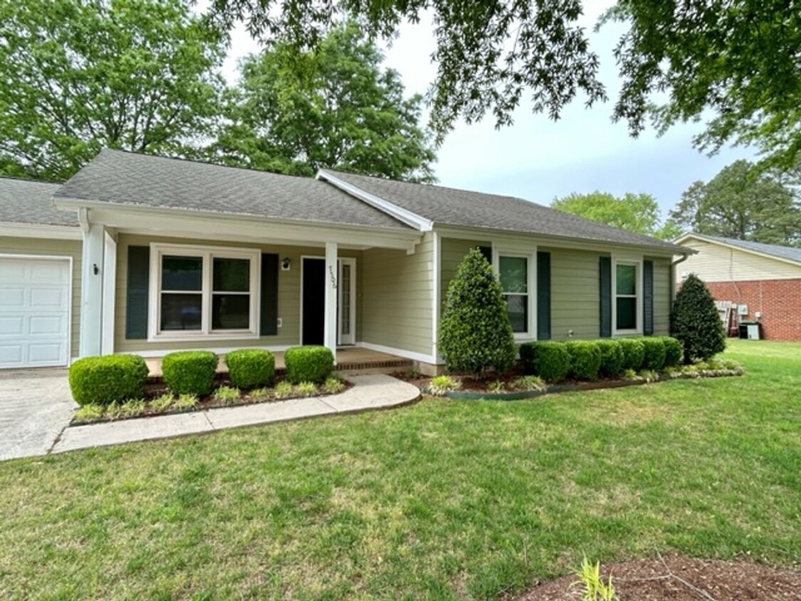 Foto principal - Beautiful 3 Bedroom 2 Bath Home!