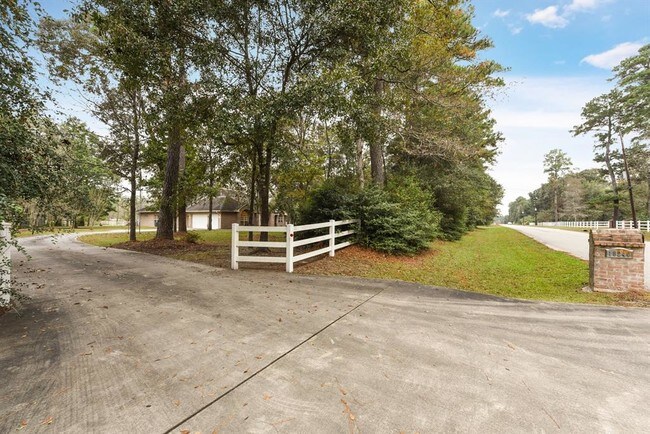 Building Photo - 15240 Saddlewood Dr