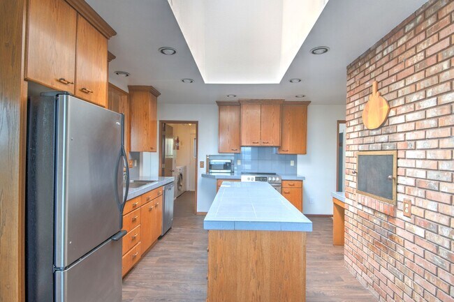 Building Photo - 3 Bedroom Home with views in Beautiful Dug...