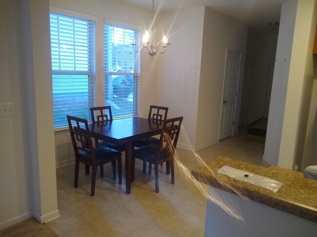 Foto del edificio - Room in Townhome on Maypearl Ln