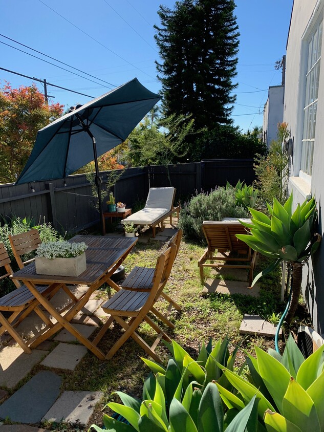 A secluded garden just for you! Yours to enjoy as your home office or just to relax and read. - 1607 Talmadge St