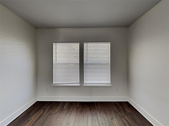 Building Photo - 820 Dragonfly Dr