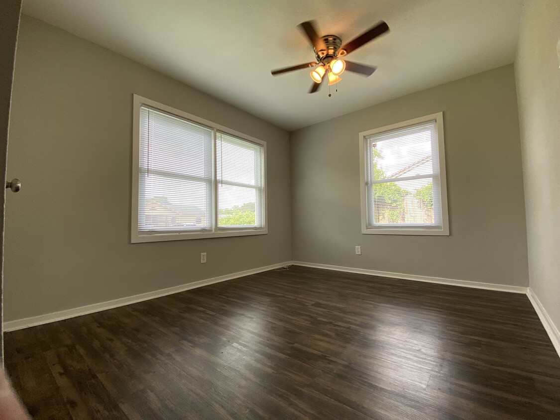 Luminous front bedroom - 4230 Friar Point Rd