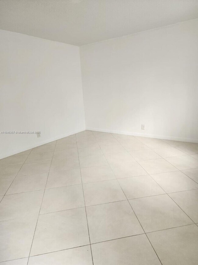 Building Photo - 6744 SW 40th St