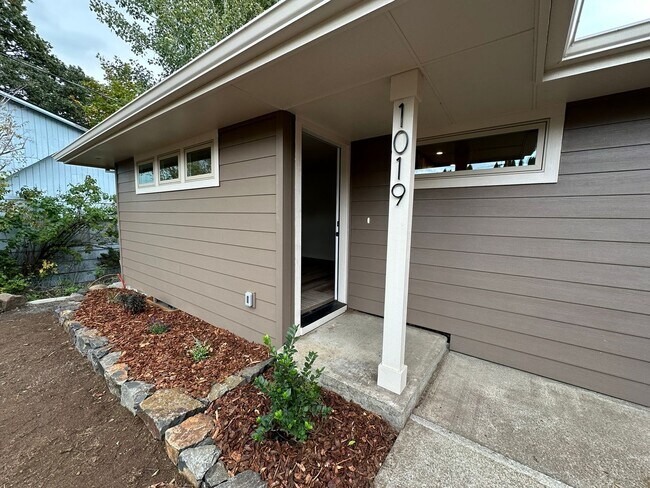 Building Photo - 2 Bedroom Home for Rent in Hood River