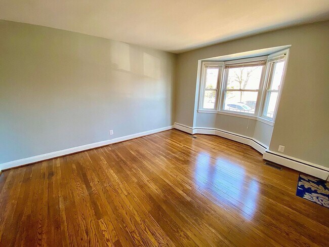Building Photo - Recently Renovated 3-Bedroom Townhome in R...