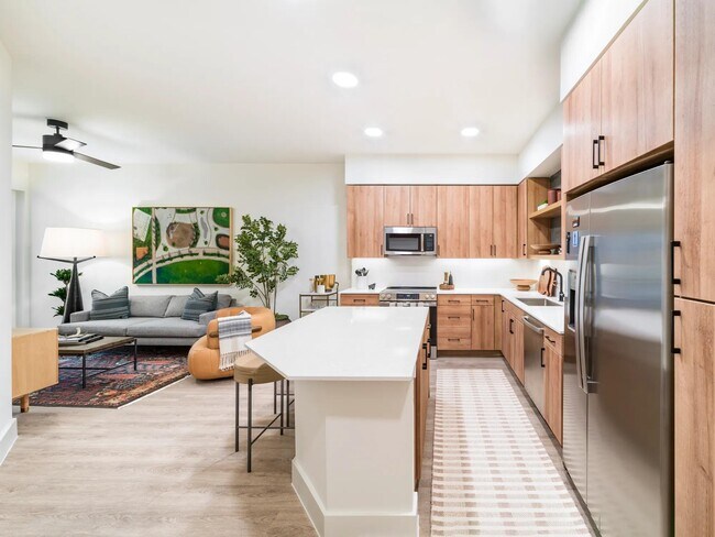 El concepto de vida abierto en Modera St. Paul combina cocinas elegantes con salones acogedores, creando el entorno perfecto para la vida en el centro de Dallas. - Modera St. Paul