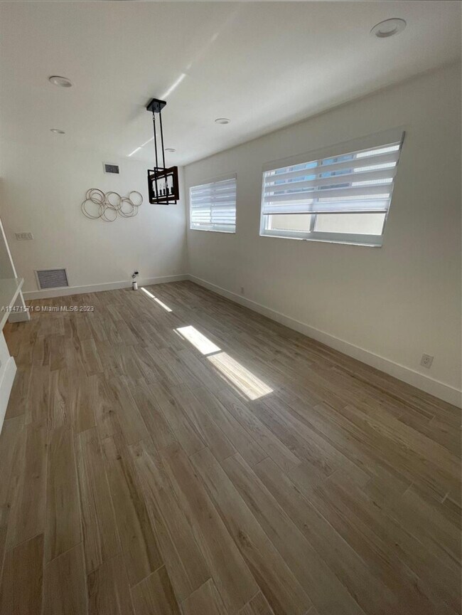 Foto del edificio - 1020 NW 24th Ct