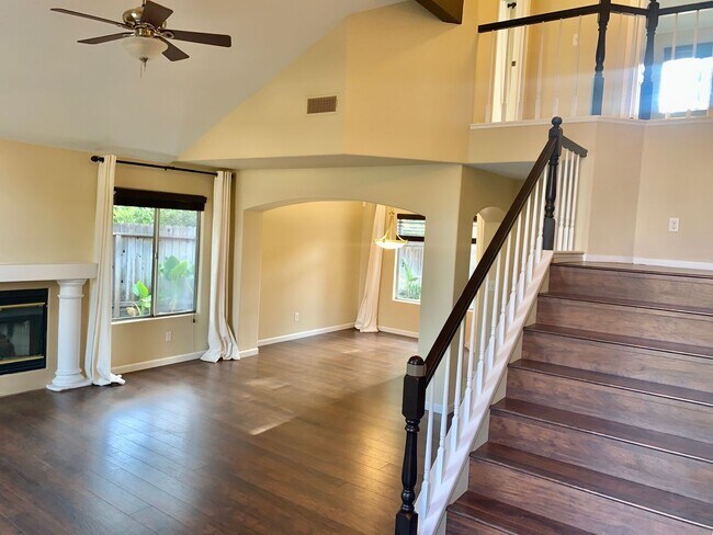 Building Photo - Beautifully Updated 4/2.5 near Woodward Park