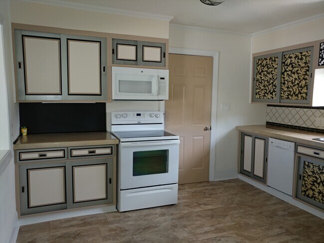 Built in microwave - 2535 Poplar Tent Rd