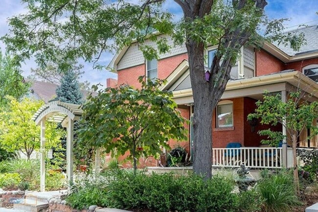 Building Photo - Beautiful 2B/2.5B Historic Home on Pearl Street