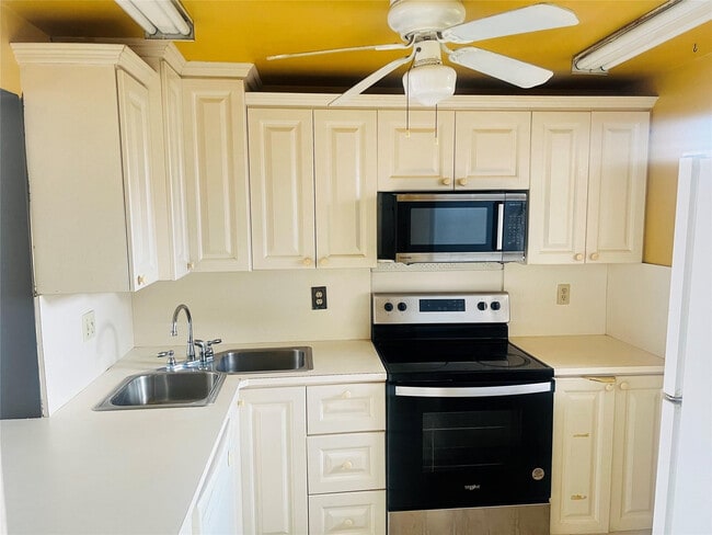 Building Photo - 2800 NW 56th Ave